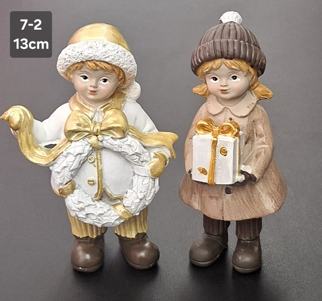Set 2 Figurine Decorative de Crăciun din Ceramică – Fetiță și Băiețel cu Cadou și Coroniță, Alb-Auriu și Bej - 13cm